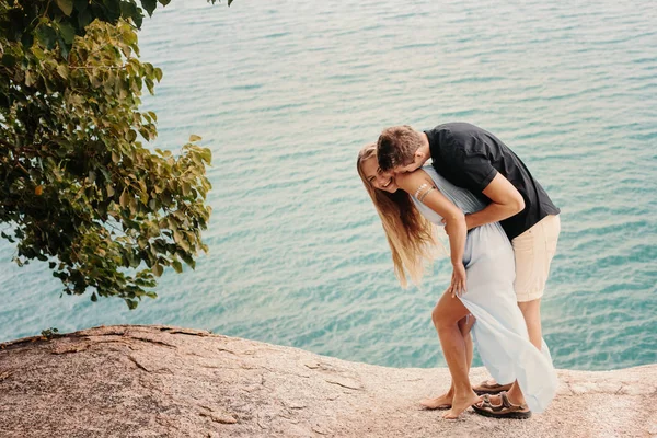 Unga Lyckliga Kärlekspar Vid Havet — Stockfoto