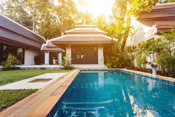 Piscina Privata Con Alcova Lettini Palme Esotiche Vicino Villa Lusso — Foto Stock