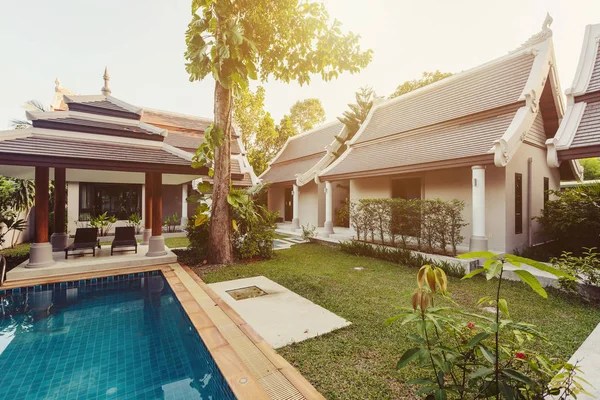 Piscina Privata Con Alcova Lettini Palme Esotiche Vicino Villa Lusso — Foto Stock