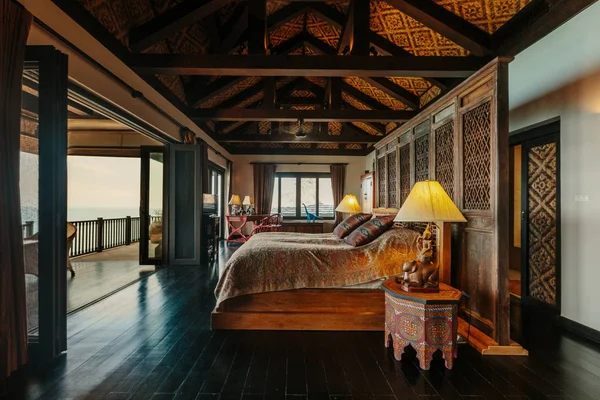 Πολυτελής Βίλα Κρεβάτι Δωμάτιο Εσωτερικό Θέα Στη Θάλασσα — Φωτογραφία Αρχείου