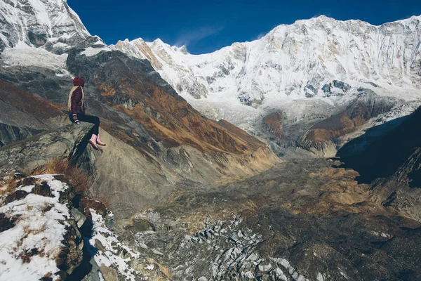 Hegyi Túrázás Sziklán Élvezze Annapurna Hegyek Kilátás — Stock Fotó