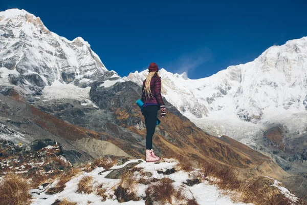 Horská Turistika Žena Stojící Skále Podložkou Jógu Vychutnat Annapurna Hory — Stock fotografie