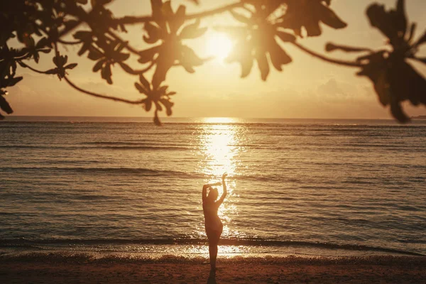 Silhouet Van Vrouwelijke Genieten Palm Tropisch Strand Bij Zonsondergang — Stockfoto