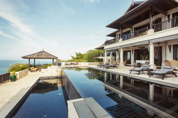 Swimmingpool Mit Meerblick Inneren Der Luxusvilla — Stockfoto