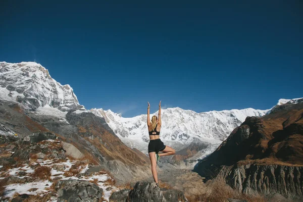 Mujer Haciendo Ejercicio Yoga Aire Libre Hermosas Montañas Nieve Vista — Foto de Stock