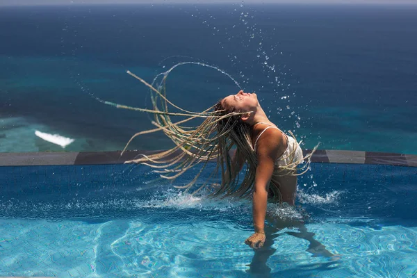 Woman Wearing Braids Hairstyle Enjoying Swimming Pool Sea Background View — Stock Photo, Image
