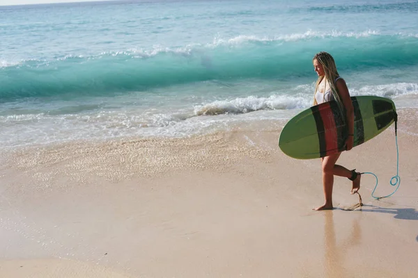 Женщина Косичках Доской Серфинга Берегу Океана Песок Красивые Волны Заднем — стоковое фото