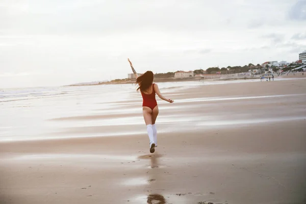 Mujer Con Zapatillas Deporte Calcetines Rodilla Suite Natación Caminando Playa —  Fotos de Stock