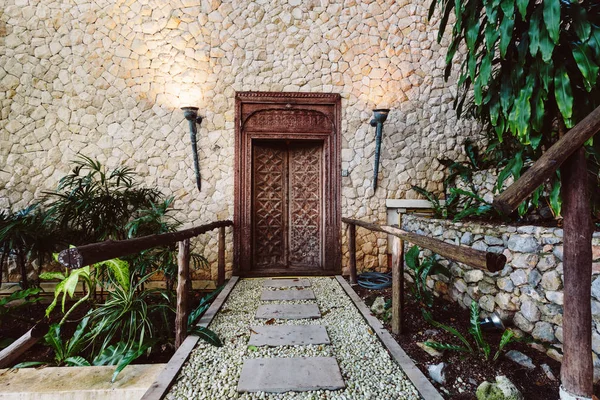 Лестничные Ступени Старая Деревянная Дверь Тропической Роскошной Вилле — стоковое фото