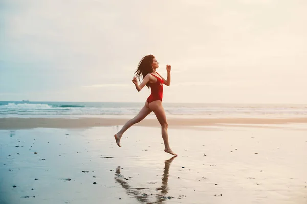 Mujer Con Suite Natación Roja Corriendo Playa Del Océano Atardecer —  Fotos de Stock