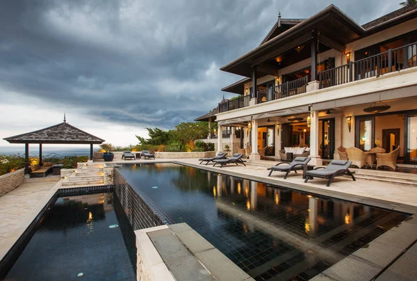 豪华的热带别墅 外面有一个大游泳池 — 图库照片