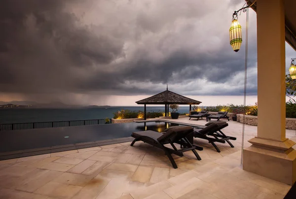 아름다운 장마철에 경치가 보이는 수영장 위로는 고어두운 구름이 — 스톡 사진