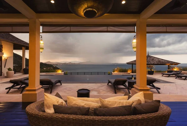 Lüks Villa Oturma Odasının Içinde Deniz Manzaralı — Stok fotoğraf