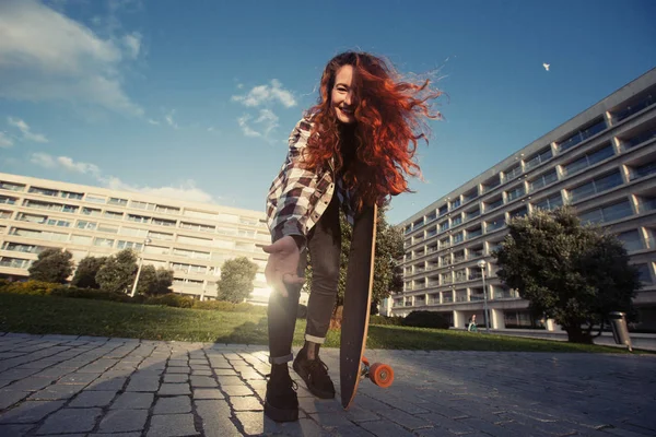 Joven Mujer Feliz Con Longboard Skate Aire Libre — Foto de Stock