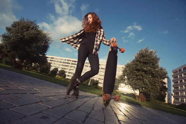 年轻快乐的女性在户外玩滑板长板 — 图库照片
