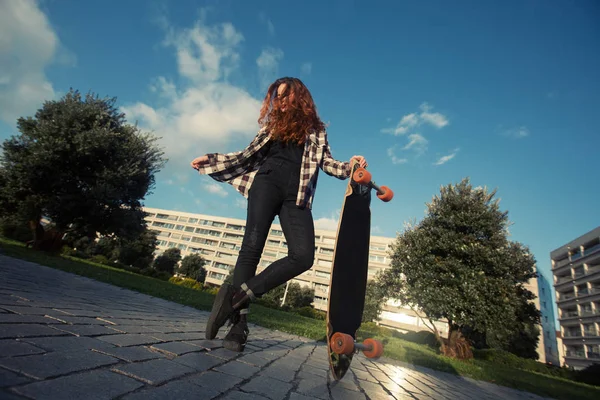 Ung Glad Kvinna Kul Och Rida Skridsko Longboard Utomhus — Stockfoto