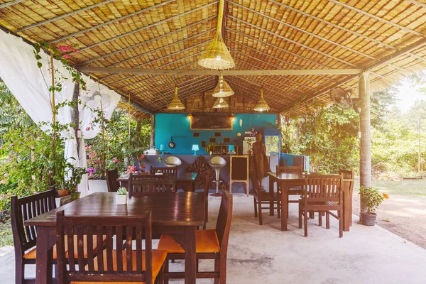 热带岛屿度假胜地的户外咖啡馆 — 图库照片