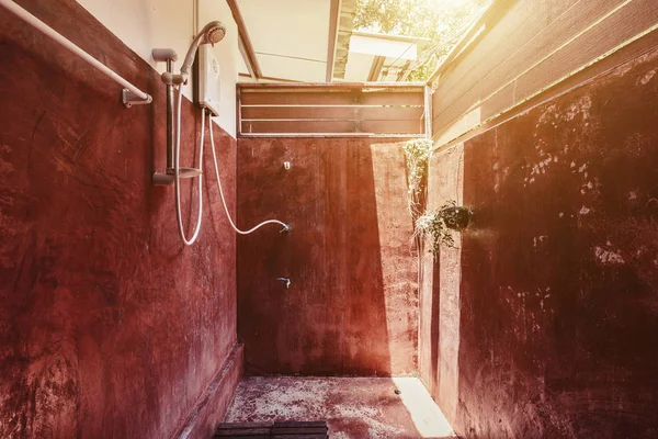 Egyszerű Belső Tér Fürdőszoba Hálószoba Trópusi Bungalóban — Stock Fotó
