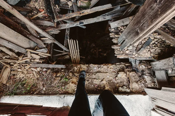 Pernas Pessoa Que Chegam Edifício Destruído Abandonado — Fotografia de Stock