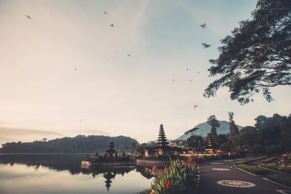 Бали Храм Пура Улунь Дану Братан Горном Озере — стоковое фото