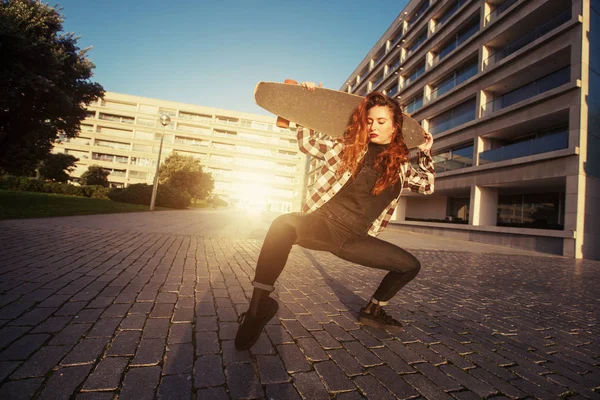 Ung Glad Kvinna Kul Med Skridsko Longboard Utomhus Solig Stad — Stockfoto