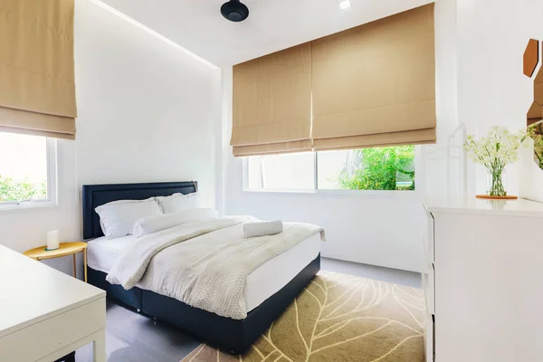 Moderno Dormitorio Interior Villa Lujo Ventanas Grandes Colores Blancos —  Fotos de Stock