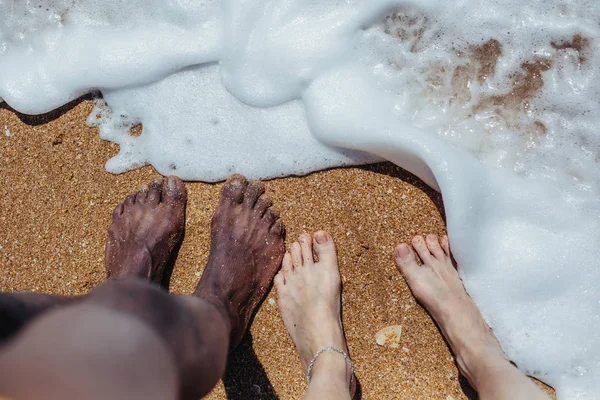 Змішана Расова Пара Ноги Березі Моря Океанічна Хвиля Жовтий Пісок — стокове фото