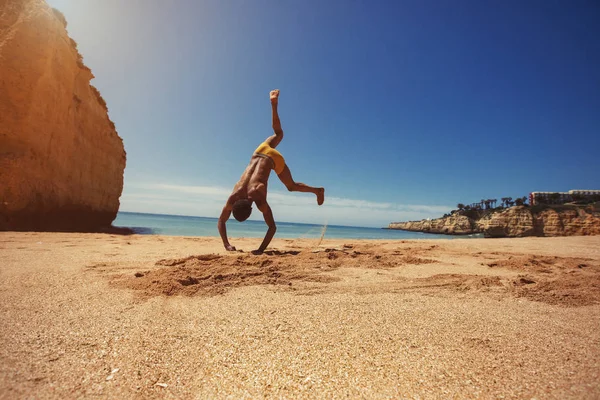 Giovane Felice Uomo Africano Sulla Riva Dell Oceano Facendo Capoeira — Foto Stock