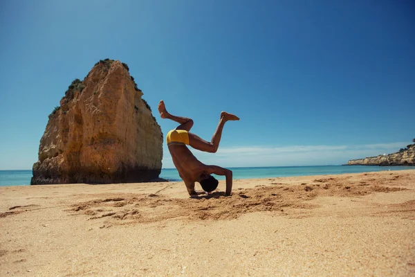 Silhouette Young Happy Man Ocean Shore Doing Capoeira Enjoying Summer — Stock Photo, Image