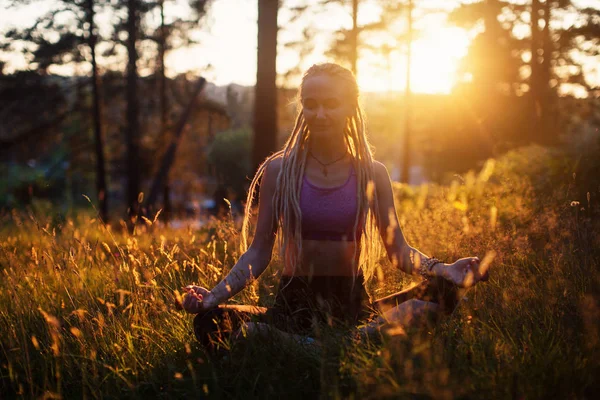 Silueta Mujer Joven Con Rastas Pelo Largo Sentada Bosque Aire —  Fotos de Stock