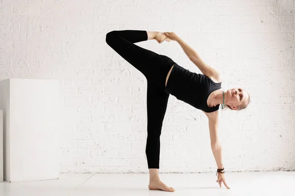 Retrato Mujer Haciendo Ejercicio Yoga Fondo Pared Blanco — Foto de Stock