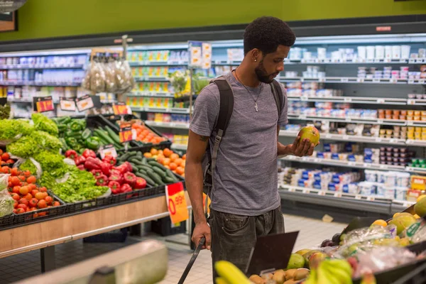 Afrikaanse Man Met Baard Die Supermarkt Staat Fruit Kiest Plantaardige — Stockfoto