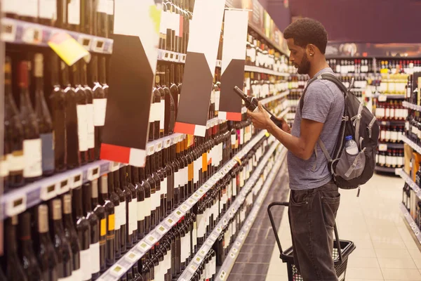 Африканський Чоловік Бородою Стоїть Супермаркеті Вибираючи Виноград — стокове фото