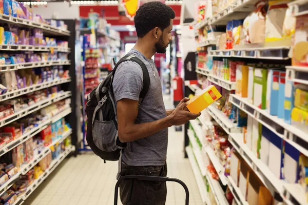 Африканський Чоловік Стоїть Супермаркеті Вибираючи Їжу — стокове фото