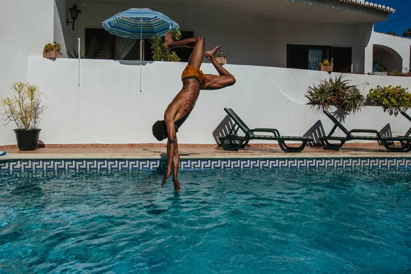 Hombre Africano Saltando Piscina Divertirse Verano Día Soleado Hermosa Villa — Foto de Stock