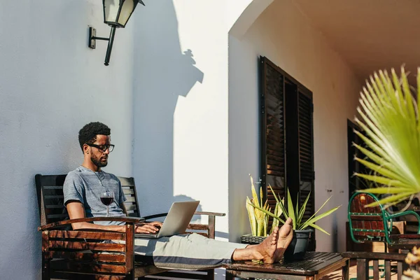 아프리카 집에서 노트북으로 안경을 있습니다 프리랜서 그리고 여름날을 즐기는 — 스톡 사진
