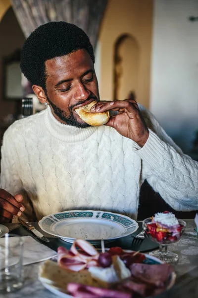 Porträt Eines Afrikanischen Mannes Der Hause Esszimmer Sitzt Und Frühstückt — Stockfoto