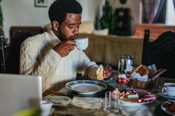 Porträt Eines Jungen Afrikaners Mit Brille Und Laptop Beim Frühstück — Stockfoto