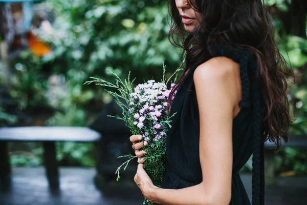 Mulher Vestindo Vestido Preto Mantendo Flores Lilás — Fotografia de Stock