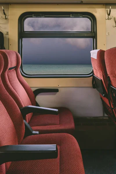 Ülések Ablakok Tengerre Néző Vonattal — Stock Fotó