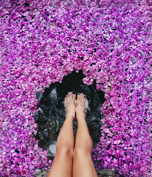 Spa Rahatlama Kadın Bacakları Bougainvillea Çiçeğinde Büyük Bir Banyoda Suyla — Stok fotoğraf