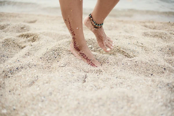 Donna Gambe Sulla Riva Del Mare — Foto Stock