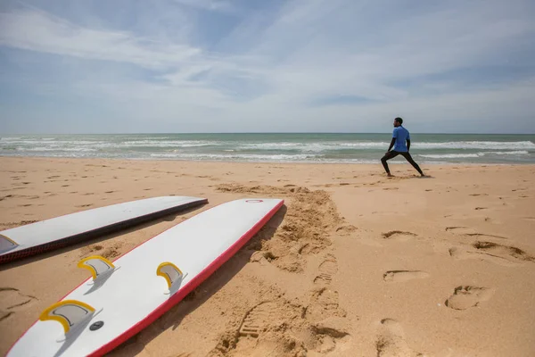 Серфинг Лонгборды Серфинг Человек Делает Упражнения Перед Серфингом Океанском Пляже — стоковое фото
