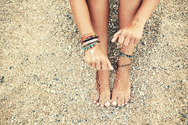 Woman Hand Feet Bracelets Sea Beach — Stock Photo, Image