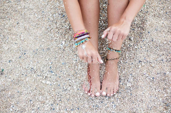 Donna Mano Piedi Con Bracciali Sulla Spiaggia Del Mare — Foto Stock