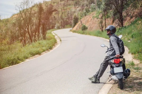 Змішані Перегони Темною Шкірою Велосипедиста Шоломі Сидить Мотоциклі Гірській Дорозі — стокове фото
