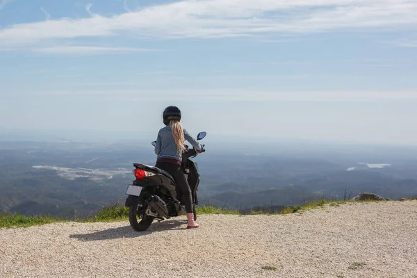 Wanita Berambut Putih Panjang Ketakutan Bepergian Dengan Skuter Pegunungan Eropa — Stok Foto