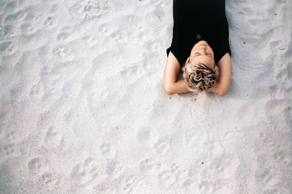 Woman Short Hair Lying Sea Beach Sand Enjoy Summer Casual — Stock Photo, Image