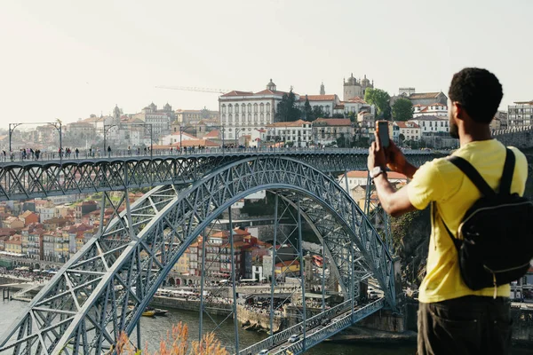 Viajante Fazendo Foto Celular Porto Famosa Ponte Ferro Douro Rivalizam — Fotografia de Stock