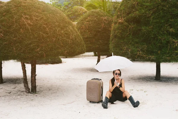 Gyönyörű Stílus Lány Séta Bőrönd Esernyő Trópusi Strandon — Stock Fotó